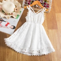 Białe koronkowe sukienki...